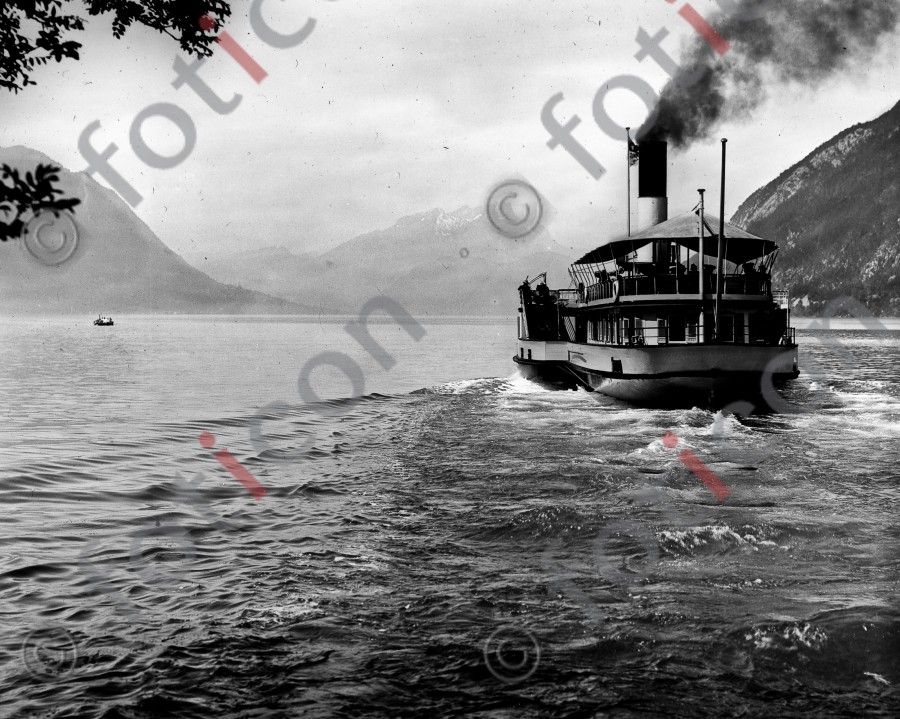 Dampfer auf dem Vierwaldstädtersee | Steamer on Lake Lucerne (foticon-simon-021-011-sw.jpg)